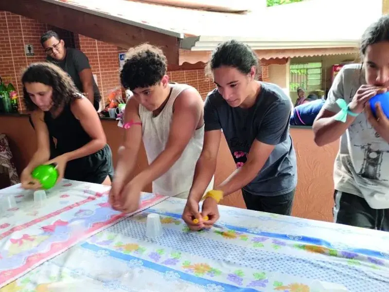 Turma em excursão escolar no Sítio dos Sonhos