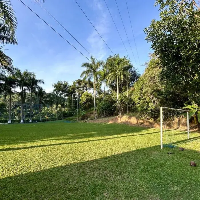 Campo com a serra ao fundo no Sítio dos Sonhos, em Cachoeiras de Macacu