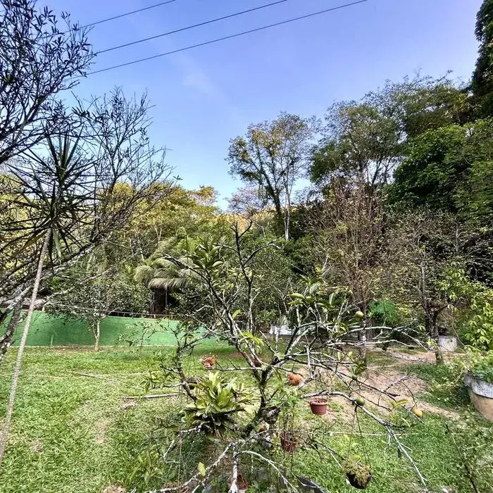 Sinalização na entrada do Sítio dos Sonhos, às margens da RJ-116