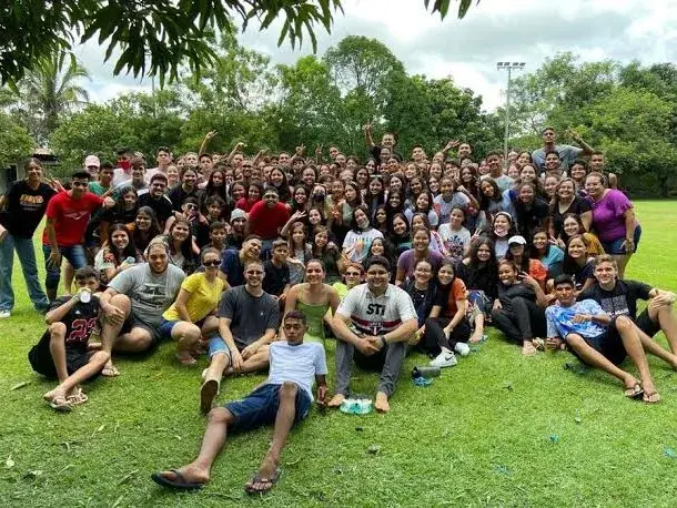 Grupo em retiro de igreja no Sítio dos Sonhos